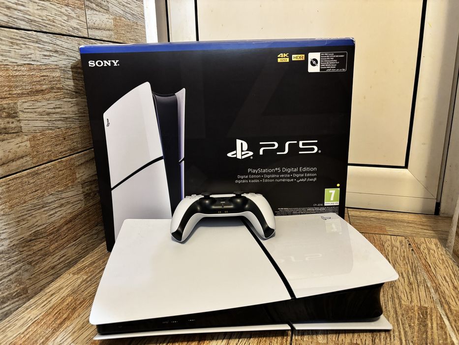 Конзолата е в отлично състояние и е все още в гаранция.