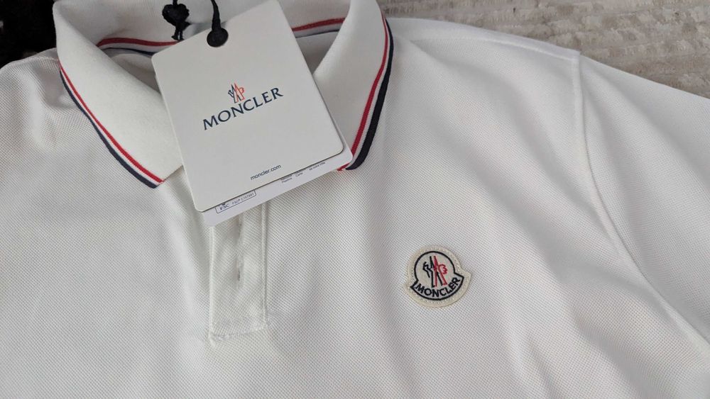 Белое поло Moncler