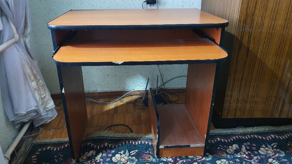 Стол для компьютера, монитор