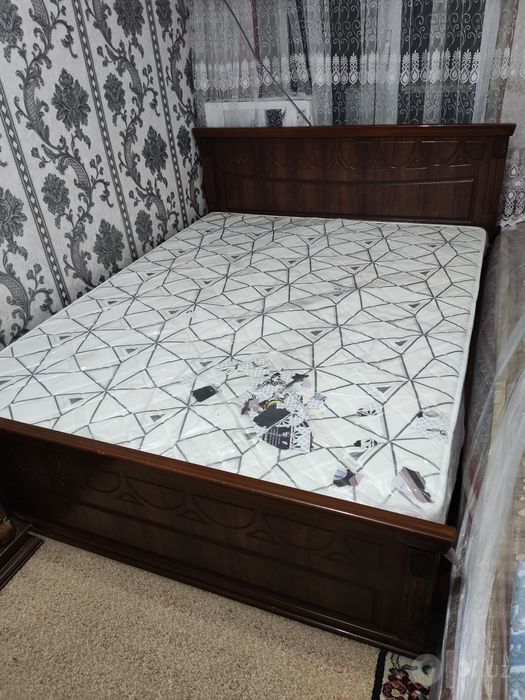 Продаётся спальный гарнитур: кровать + комод