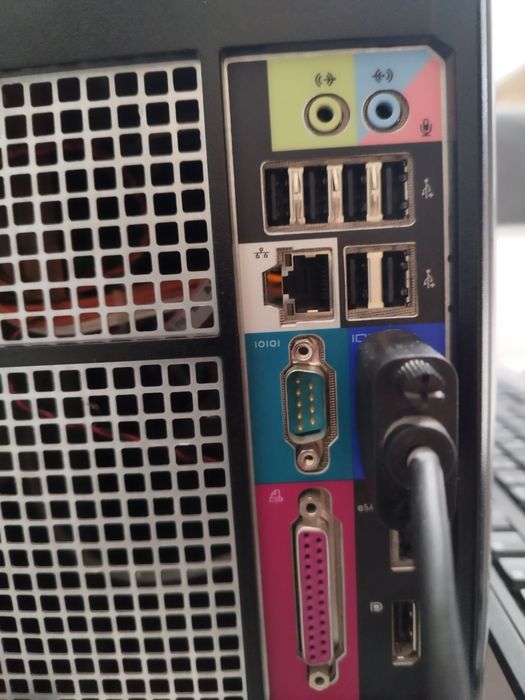 Продавам настолен компютър DEL