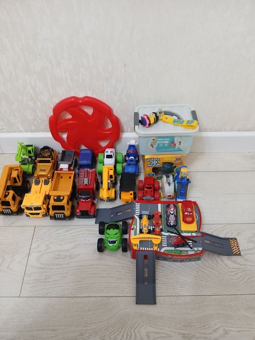 Продам игрушки машинки разные