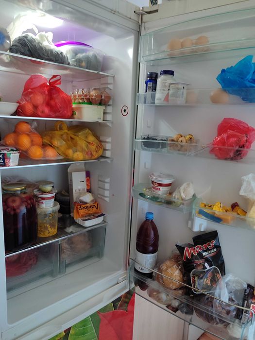 Холодильник с морозильной камерой