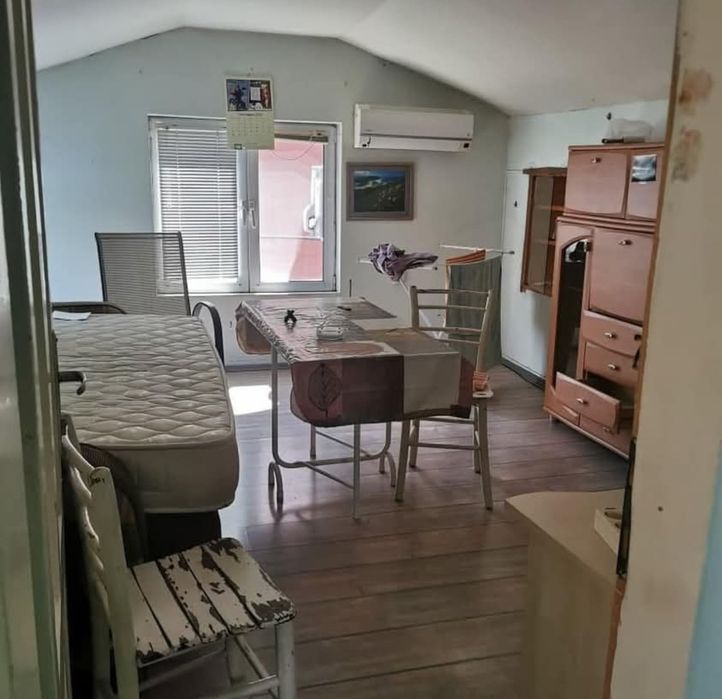 Етаж от къща и дворно място