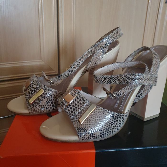 Продам босоножки