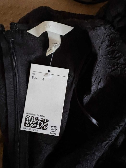 Нова рокля с буфан ръкави HM