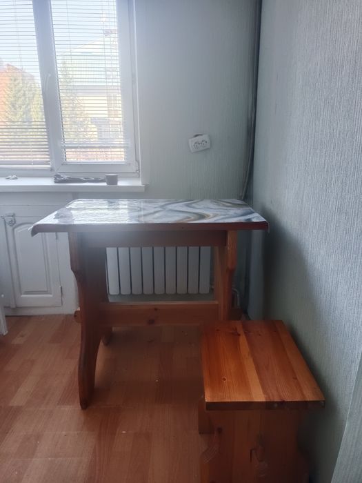 Продам стол и два табурета