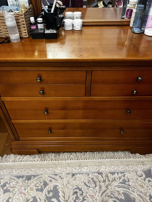 Продам испанский спальный гарнитур из массива дерева