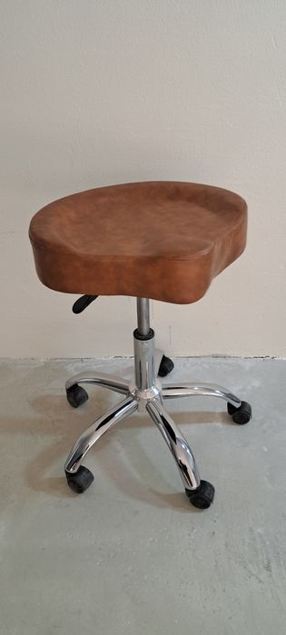 Стулья регулирующиеся на роликах. Цена от ... .