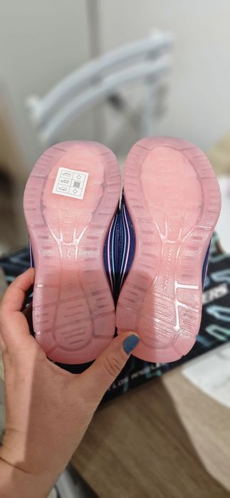 Ghete Skechers noi, cu eticheta