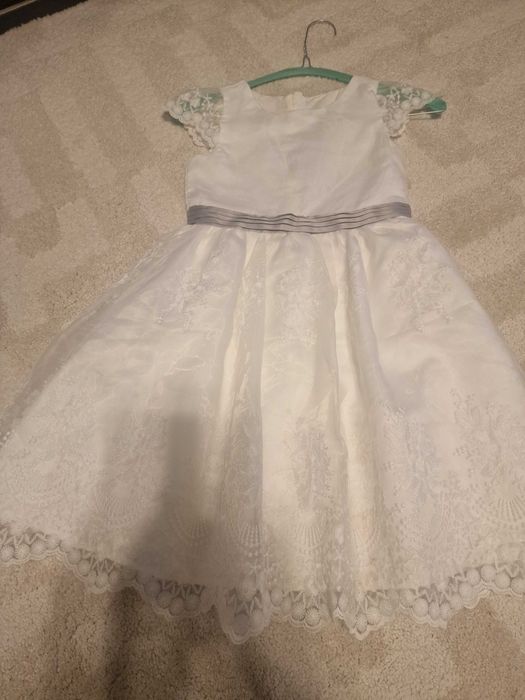 Vand rochie alba fete potrivita pentru 7-8 ani