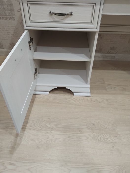 Продам шкаф и стол