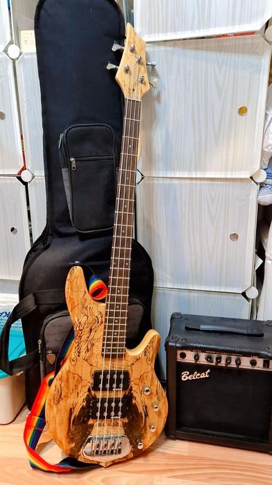 Бас гитара + чехол+ комбик