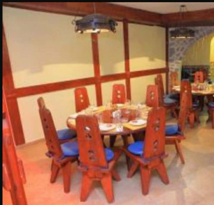 Масивни дървени столове и маси