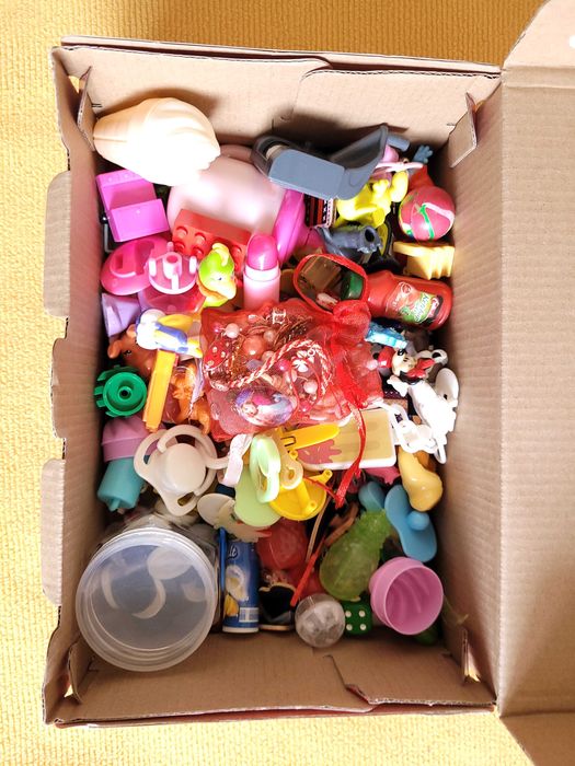 Set / cutie cu jucarii marunte