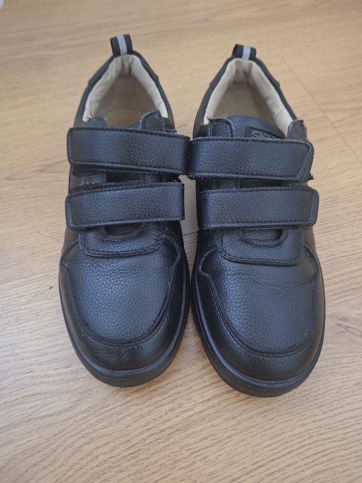 Продам школьные туфли