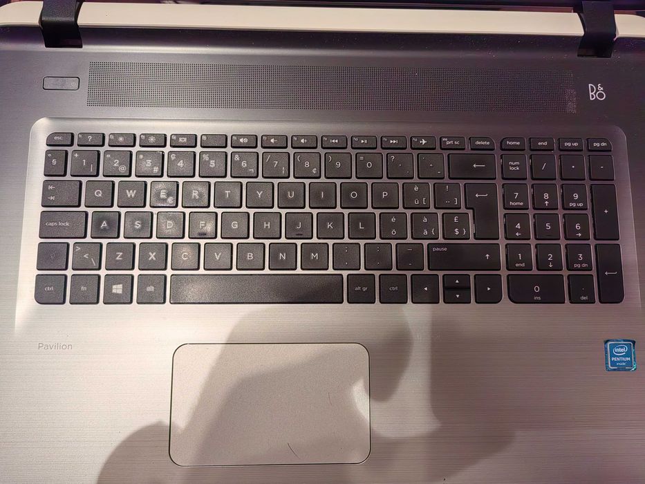 Бял Лаптоп HP pavilion 17 g124nz I3/256SSD /2gb video