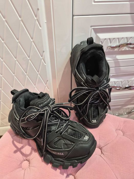 Продавам дамски обувки Balenciaga Trak