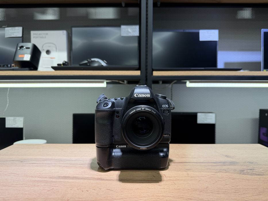 Фотоаппарат Canon EOS 5D Mark II, Canon 50mm, батарейный блок,1868/А10