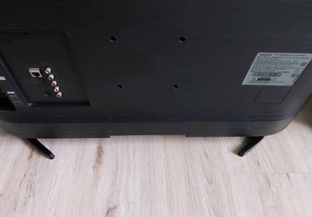 Смарт телевизор Samsung 81см оригинал. С кронштейном.