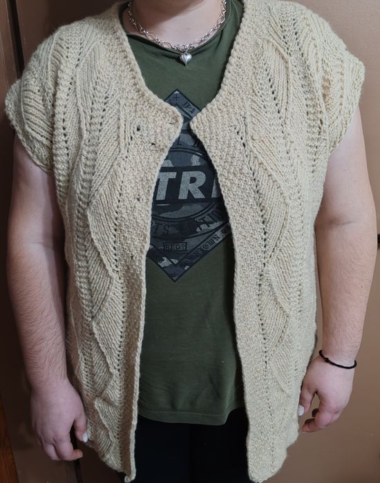 Ръчно плетен елек от естествена вълна