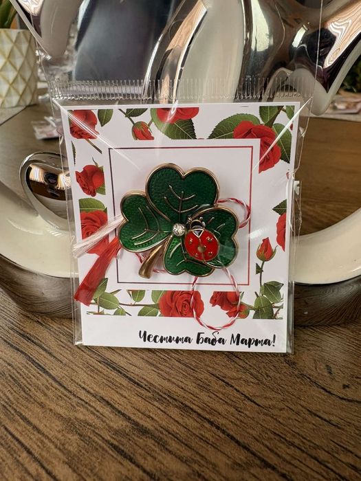 Мартеници брошки