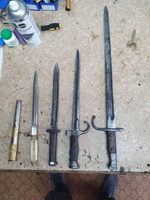 Статуетка дървени чашки нож битов