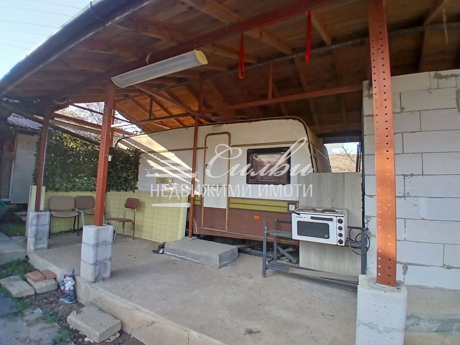 Парцел с временна постройка и каравана – местност Под Манастира!