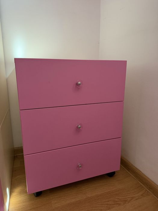 Camera fete Kera furniture