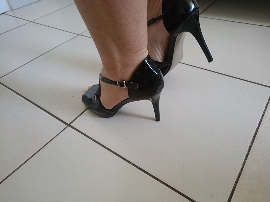 Vând sandale dama pentru evenimente,in stare perfecta,mărimea 39.produ