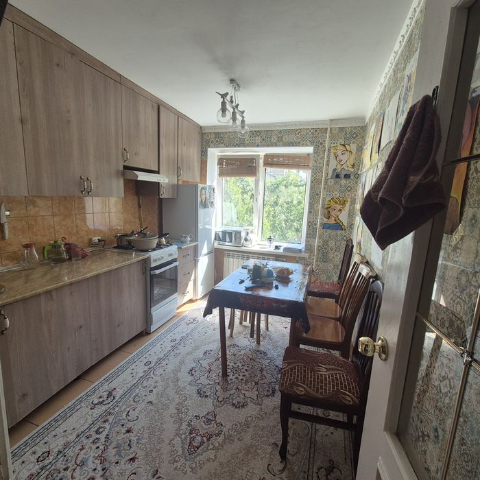 Продаю 4-комнатную квартиру