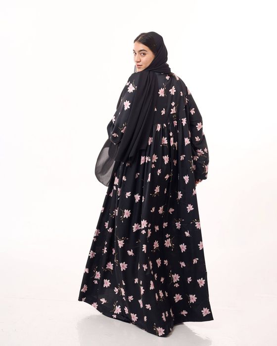 Ko‘ylak yengil, nafis va tanaga yoqimli sholk matodan tikilgan. Срочно