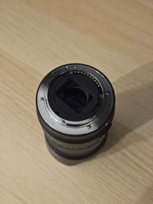 Obiectiv Sony 18-135mm f/3.5-5.6 OSS – Stare Impecabilă (Ca Nou)