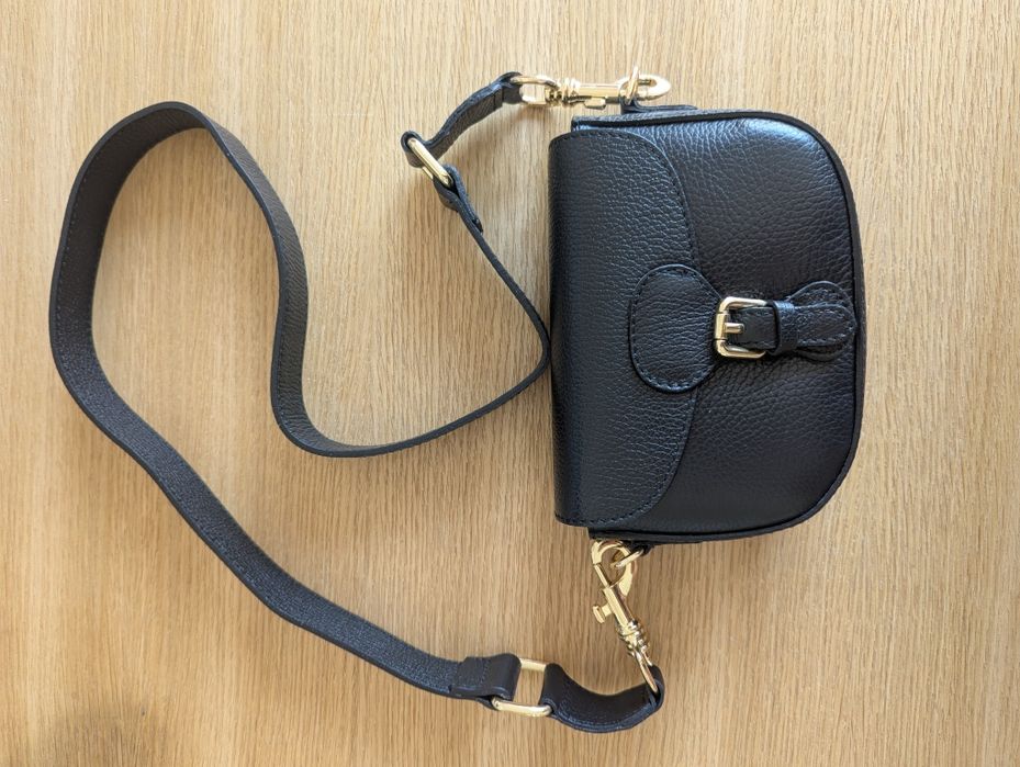 Geanta mini crossbody din piele naturală neagră, cu textură granulată și accesorii metalice aurii