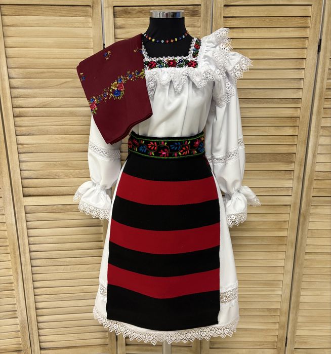 Costum popular femei din  Maramureș cu Zadii/catrinte