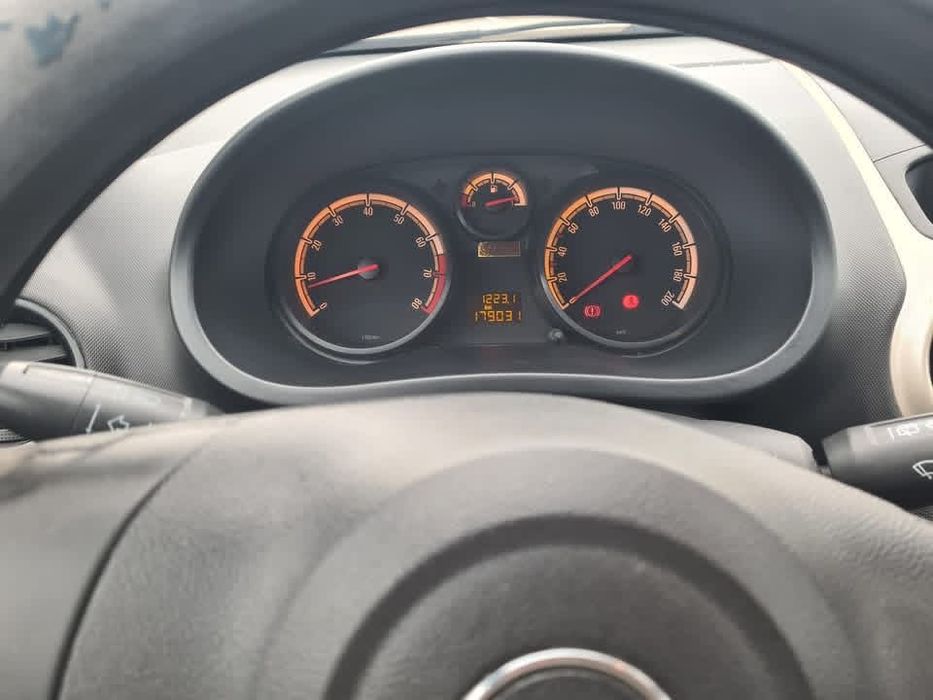 i am selling opel corsa 1.2 benzina