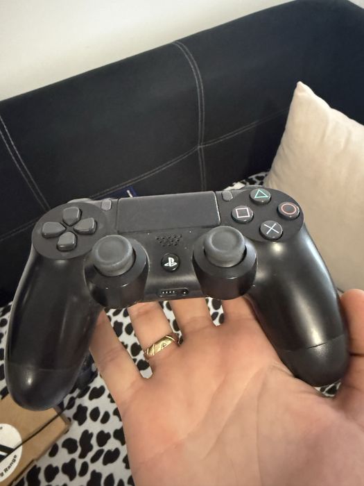 PS4 Slim 500GB с 2 контролера