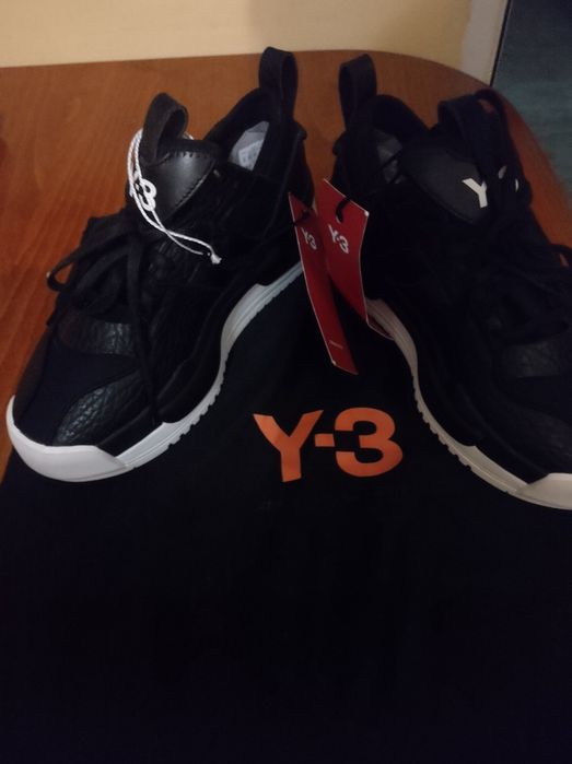 Продавам чисто нови оригинални маратонки  с етикетите Адидас