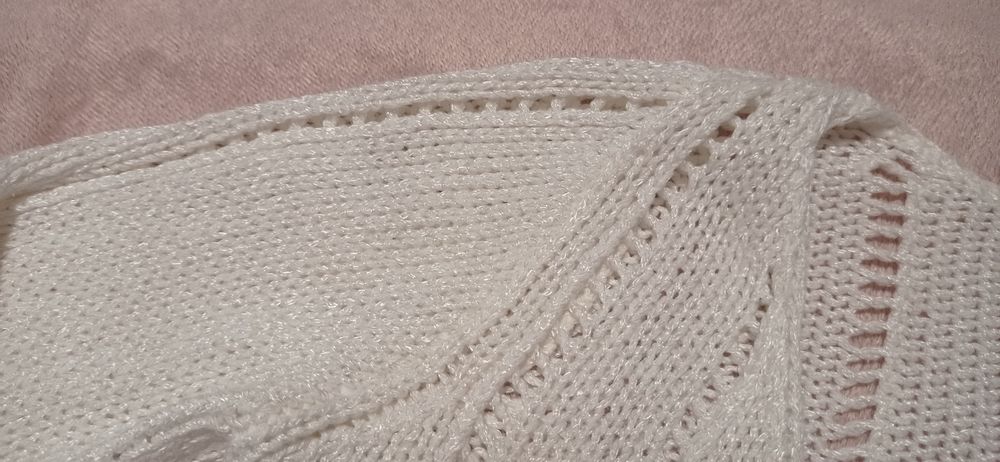 Красива бяла плетена жилетка