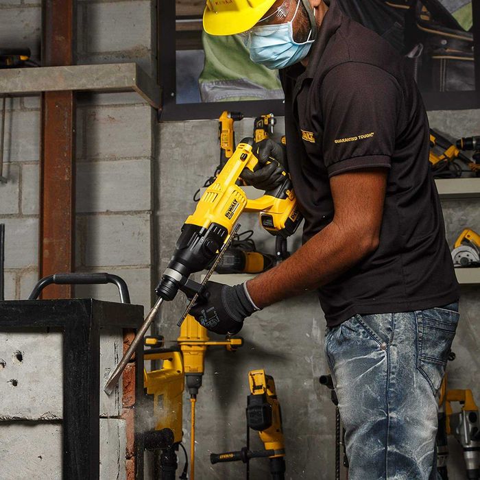 Акумулаторен перфоратор DEWALT DCH133M1 18V Батерия 4Ah Зарядно Куфар