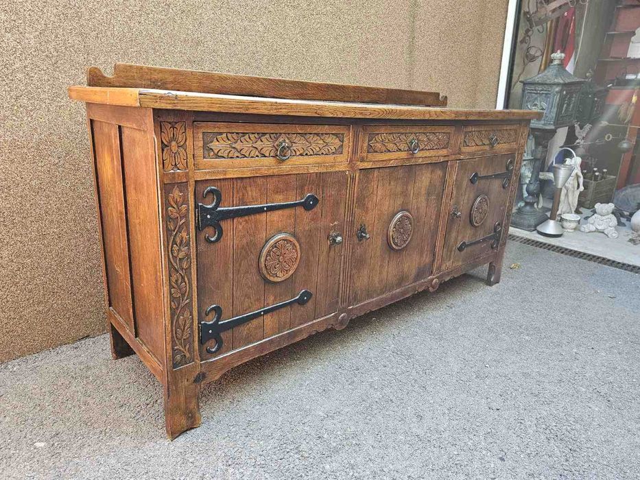 Контрабюфет с дърворезба и метален обков