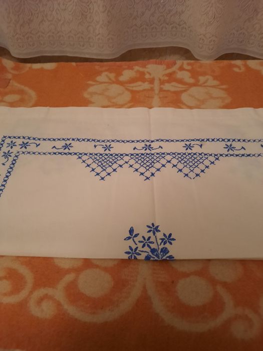 Față de masă albastra brodata manual