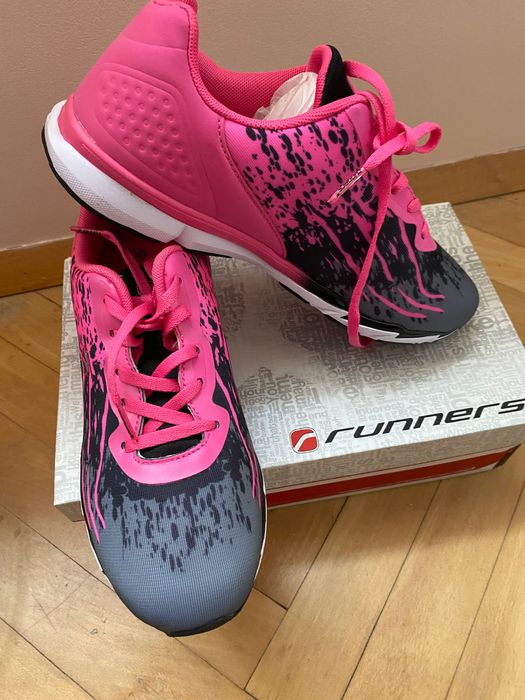 Дамски спортни обувки