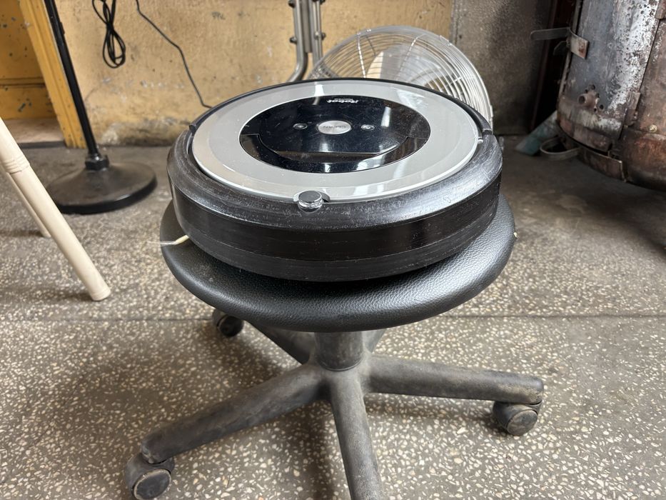 iRobot Roomba e5 робот прахосмукачка + зарядна станция и консумативи