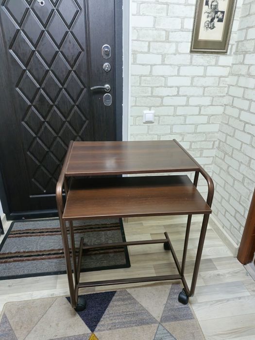 Компьютерный стол на роликах