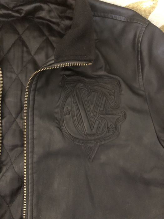 Продаются куртка и 3 шапки.