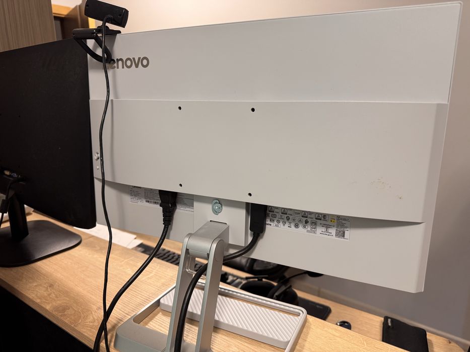 Монитор Lenovo бял