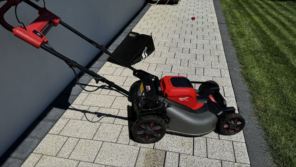 Masina tuns gazon cu acumulatori Milwaukee M18 F2LM53