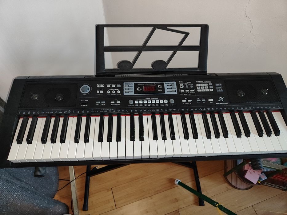 Синтезатор новый. Полупрофессиональный.
