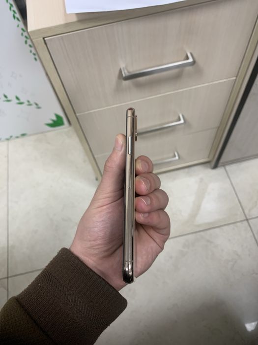 Iphone xs  xotira 64 yomkst 69 narxi 150$ kelishiladi obmen bor